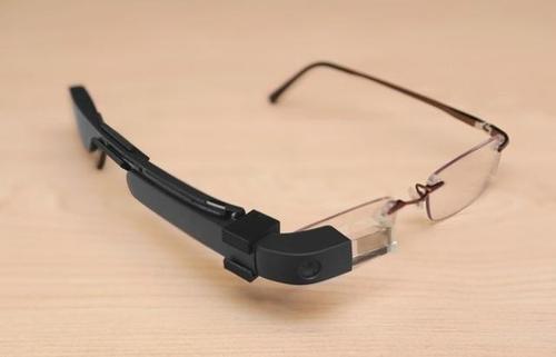 郑双艳)目前谷歌公司已经开始针对日常佩戴眼镜的用户销售处方版的